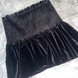 🎉 Bundle Deal: 4 for $20! 🎉 Zara flirty velvet skirt M